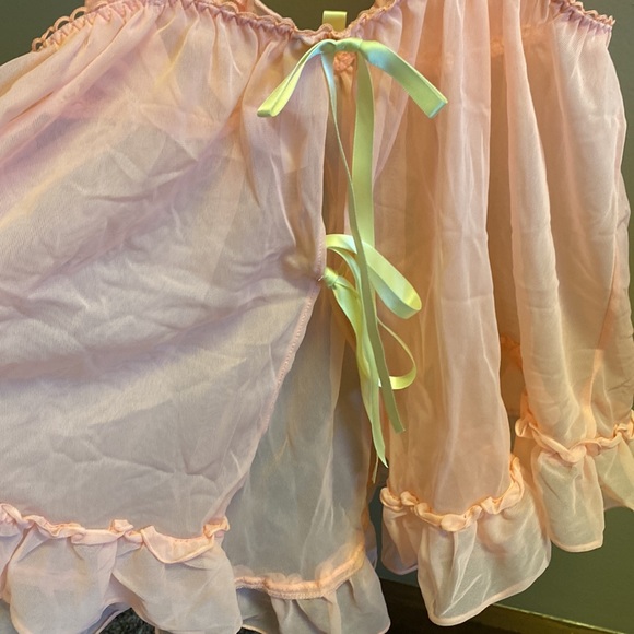 Woman’s Victoria’s Secret loungerie - Picture 4 of 6